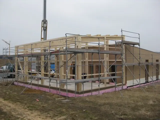 Holzbau mit Gerüst aussenansicht